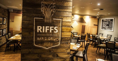 Riffs Grill inside