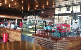 Aroma Coffee Silverlakes inside